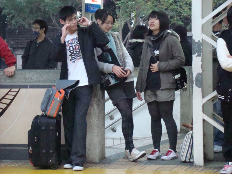 台灣鐵路旅遊攝影台中火車站月台交談旅客2010攝影照片6