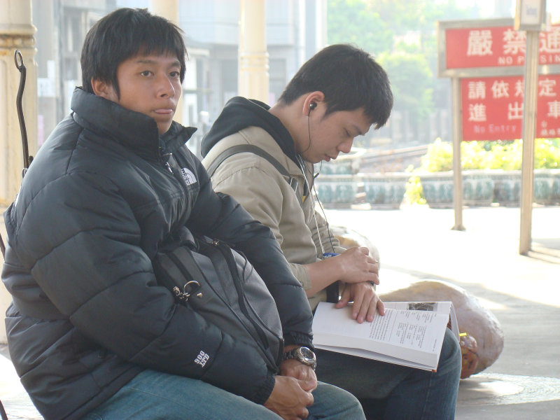 台灣鐵路旅遊攝影台中火車站月台交談旅客2010攝影照片10