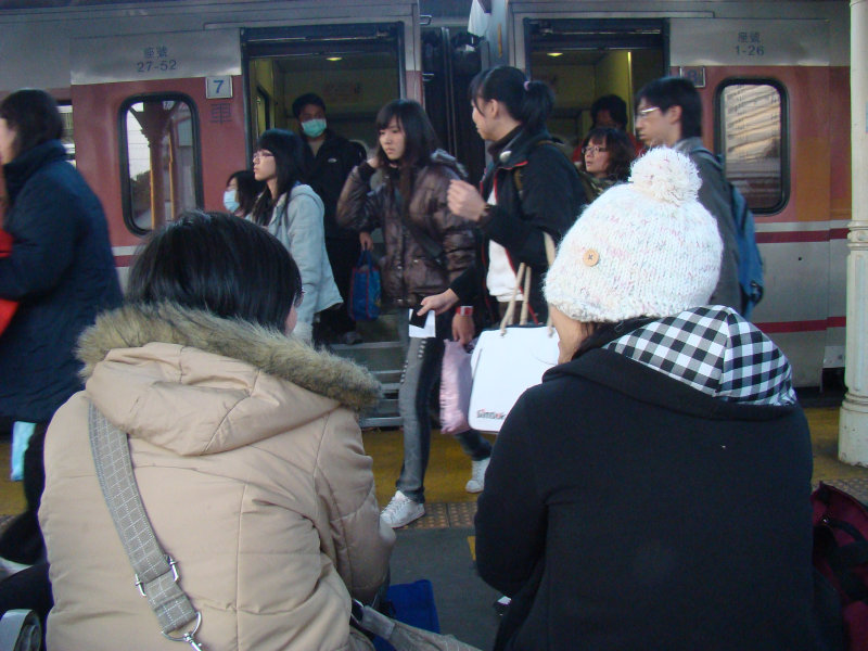台灣鐵路旅遊攝影台中火車站月台交談旅客2010攝影照片11