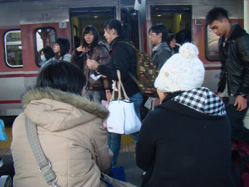 台灣鐵路旅遊攝影台中火車站月台交談旅客2010攝影照片12