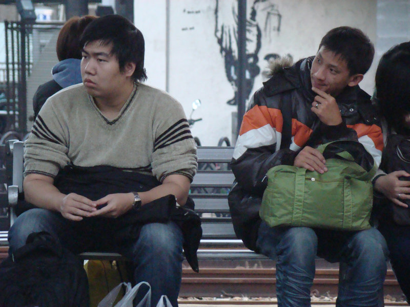 台灣鐵路旅遊攝影台中火車站月台交談旅客2010攝影照片13