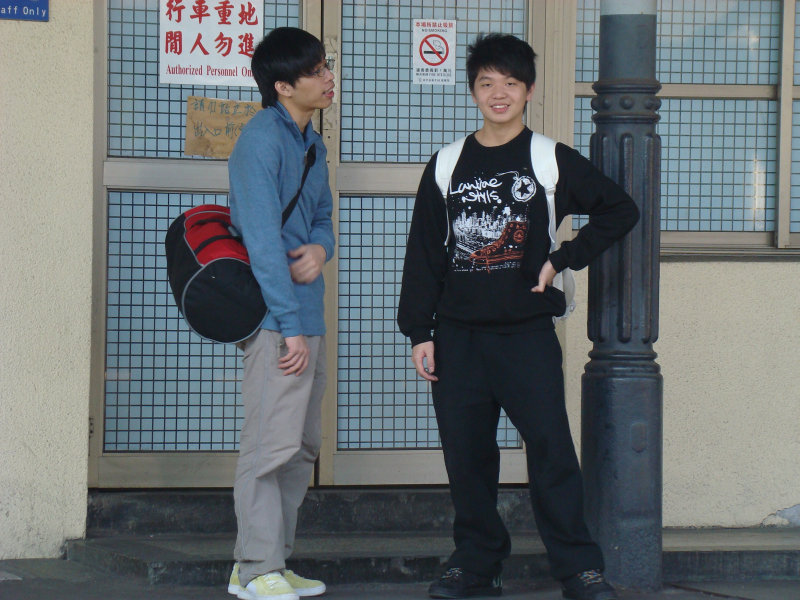 台灣鐵路旅遊攝影台中火車站月台交談旅客2010攝影照片14