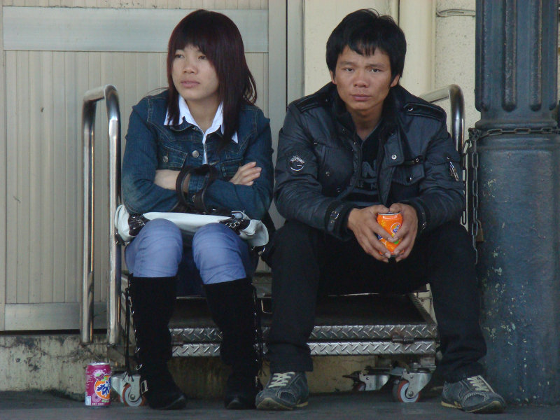 台灣鐵路旅遊攝影台中火車站月台交談旅客2010攝影照片35