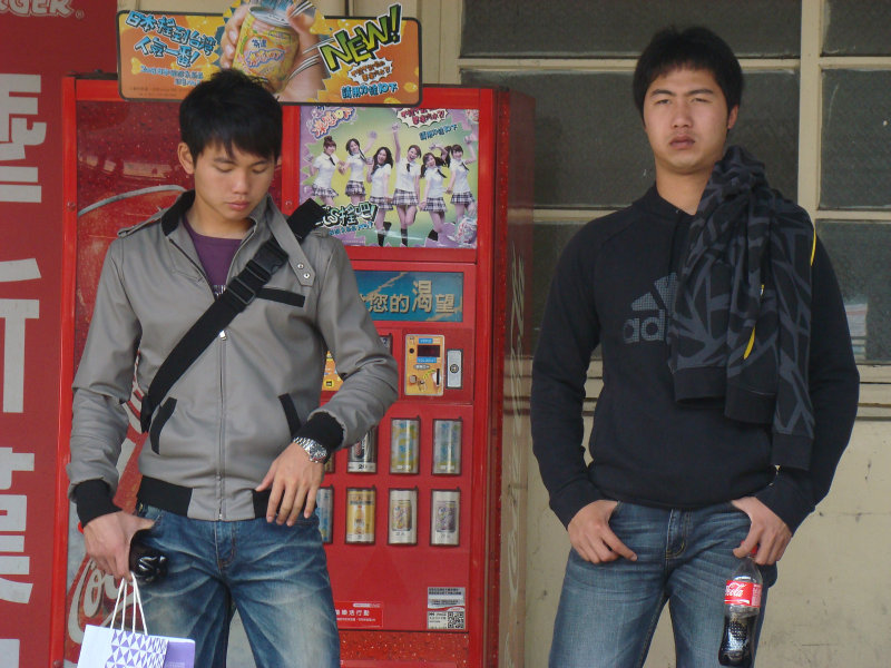 台灣鐵路旅遊攝影台中火車站月台交談旅客2010攝影照片46