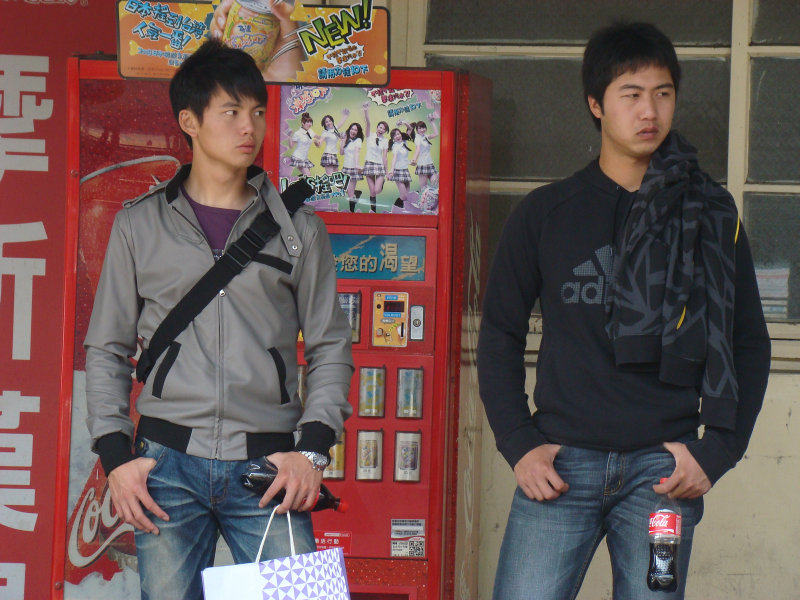 台灣鐵路旅遊攝影台中火車站月台交談旅客2010攝影照片52