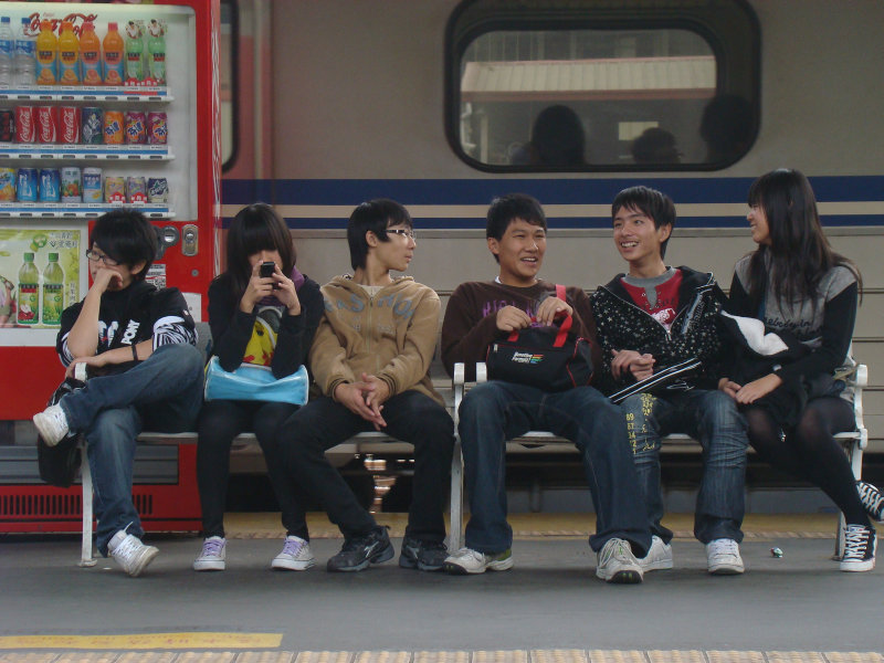 台灣鐵路旅遊攝影台中火車站月台交談旅客2010攝影照片54
