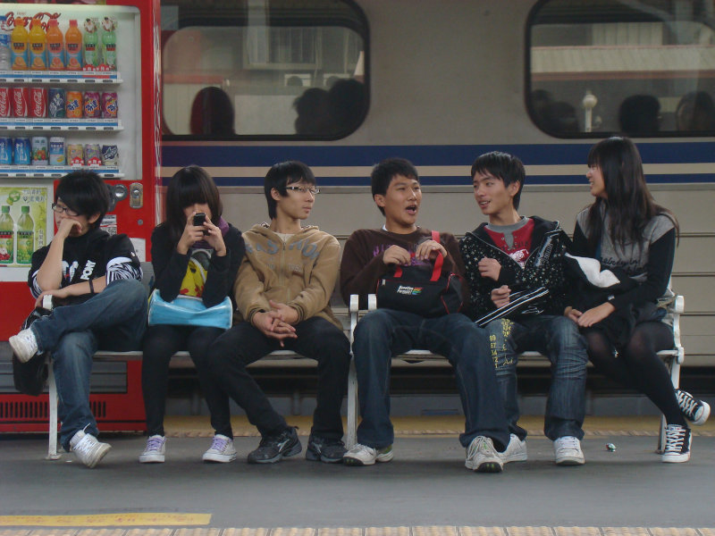 台灣鐵路旅遊攝影台中火車站月台交談旅客2010攝影照片55