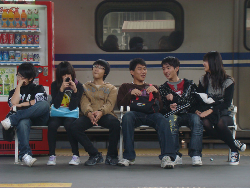 台灣鐵路旅遊攝影台中火車站月台交談旅客2010攝影照片56