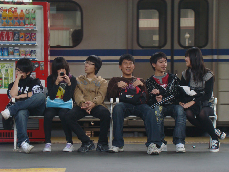 台灣鐵路旅遊攝影台中火車站月台交談旅客2010攝影照片57
