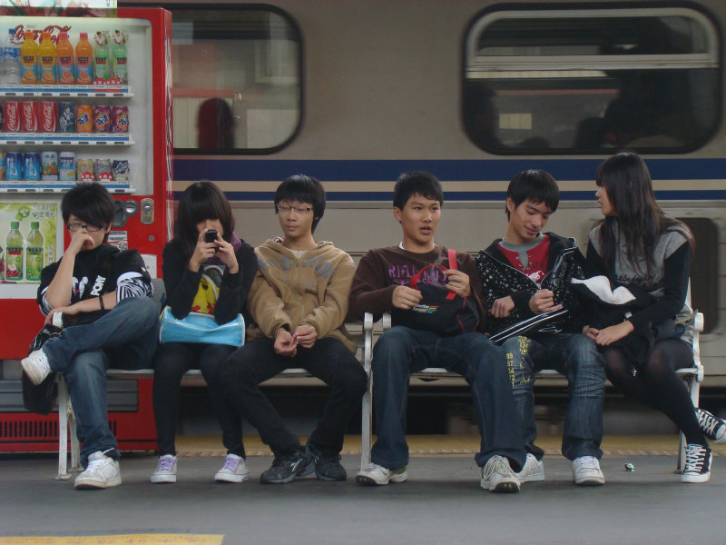 台灣鐵路旅遊攝影台中火車站月台交談旅客2010攝影照片59