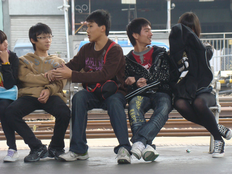 台灣鐵路旅遊攝影台中火車站月台交談旅客2010攝影照片61