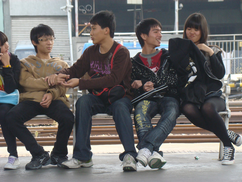 台灣鐵路旅遊攝影台中火車站月台交談旅客2010攝影照片62