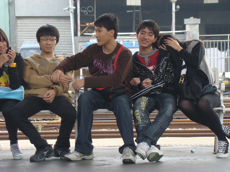 台灣鐵路旅遊攝影台中火車站月台交談旅客2010攝影照片63