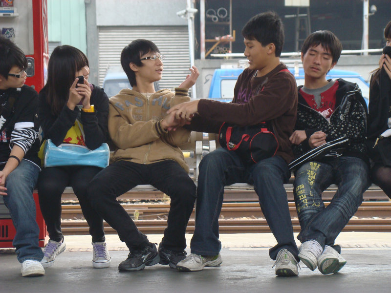 台灣鐵路旅遊攝影台中火車站月台交談旅客2010攝影照片64