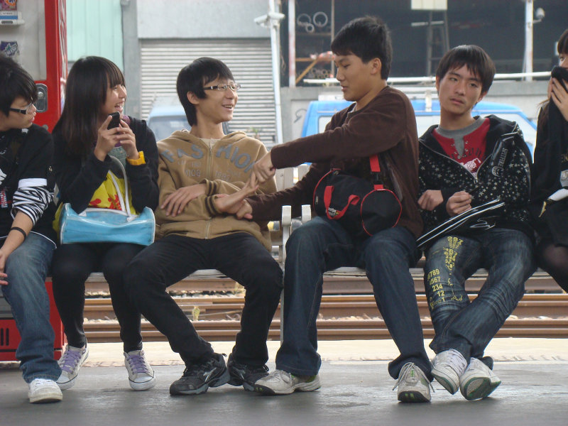 台灣鐵路旅遊攝影台中火車站月台交談旅客2010攝影照片65