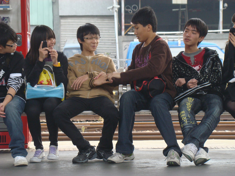 台灣鐵路旅遊攝影台中火車站月台交談旅客2010攝影照片66