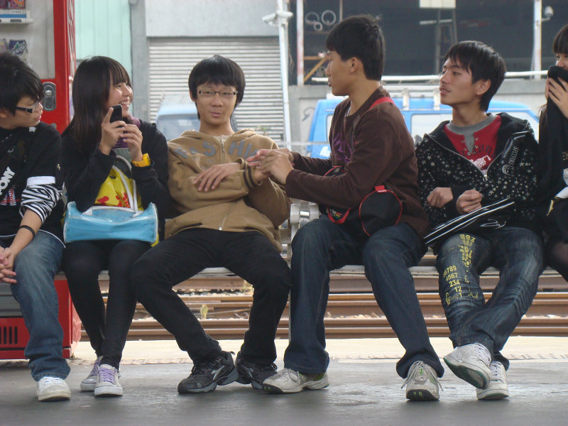 台灣鐵路旅遊攝影台中火車站月台交談旅客2010攝影照片67