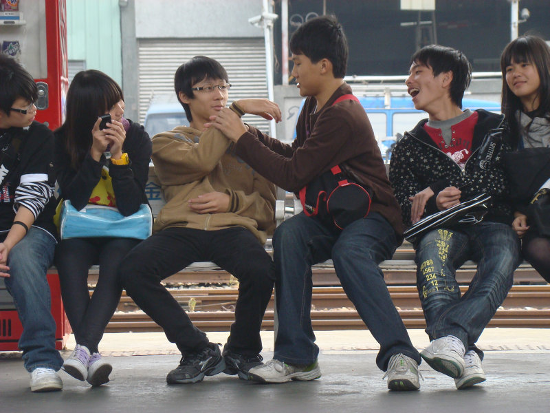 台灣鐵路旅遊攝影台中火車站月台交談旅客2010攝影照片68