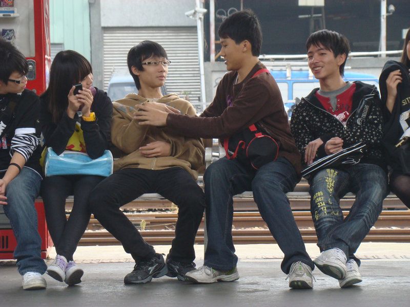 台灣鐵路旅遊攝影台中火車站月台交談旅客2010攝影照片71