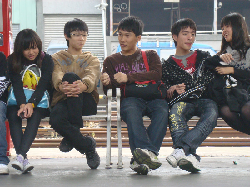 台灣鐵路旅遊攝影台中火車站月台交談旅客2010攝影照片74
