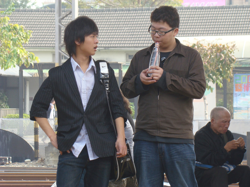 台灣鐵路旅遊攝影台中火車站月台交談旅客2010攝影照片84