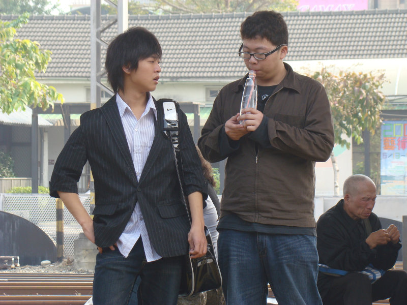 台灣鐵路旅遊攝影台中火車站月台交談旅客2010攝影照片85