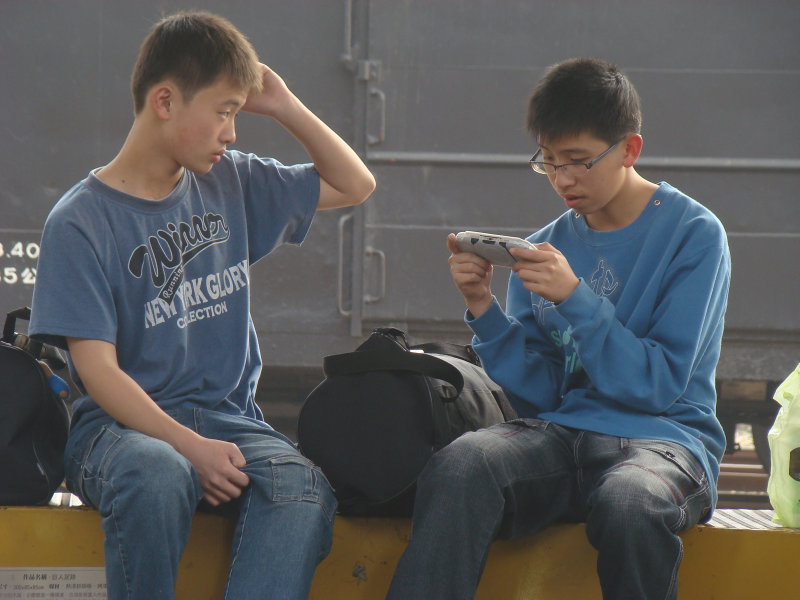 台灣鐵路旅遊攝影台中火車站月台交談旅客2010攝影照片96