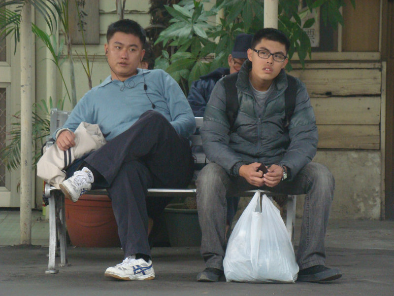 台灣鐵路旅遊攝影台中火車站月台交談旅客2010攝影照片98