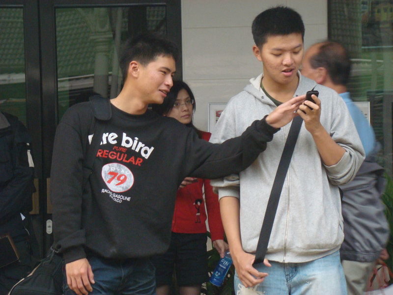 台灣鐵路旅遊攝影台中火車站月台交談旅客2010攝影照片149