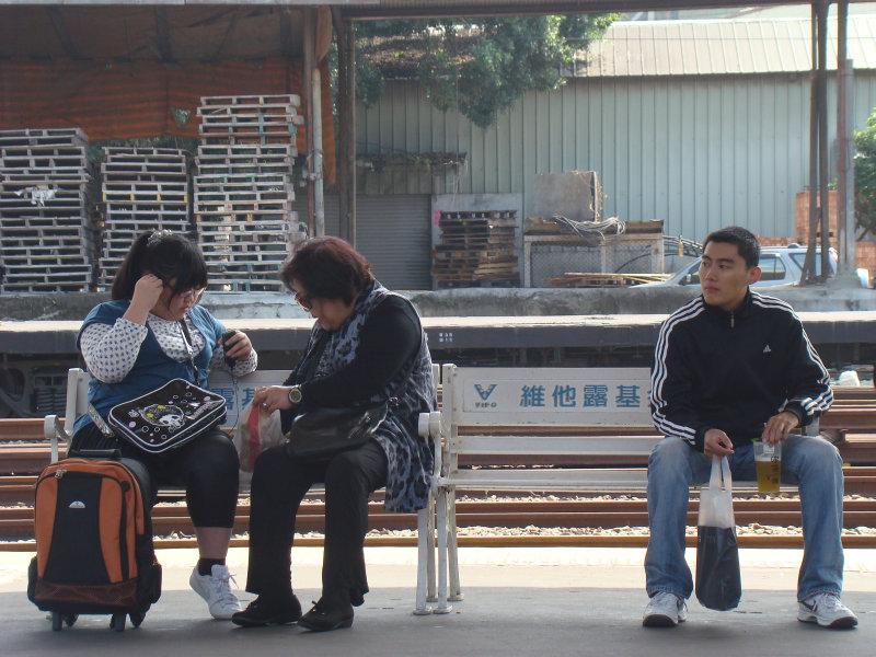 台灣鐵路旅遊攝影台中火車站月台交談旅客2010攝影照片152