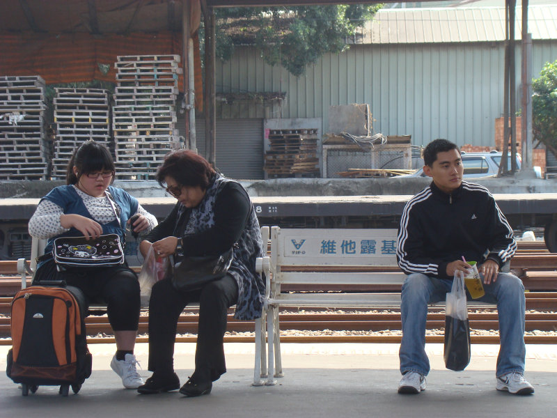 台灣鐵路旅遊攝影台中火車站月台交談旅客2010攝影照片153