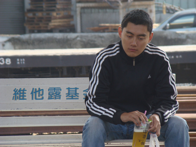 台灣鐵路旅遊攝影台中火車站月台交談旅客2010攝影照片154