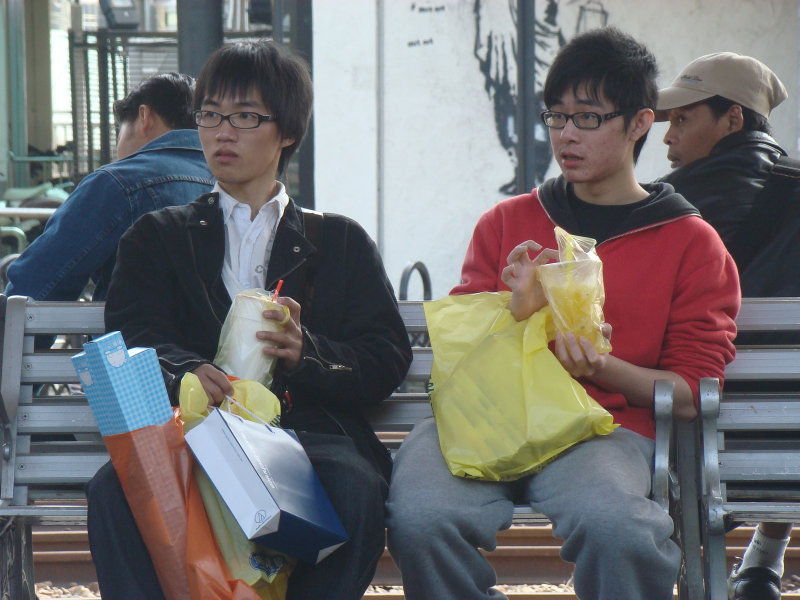 台灣鐵路旅遊攝影台中火車站月台交談旅客2010攝影照片158