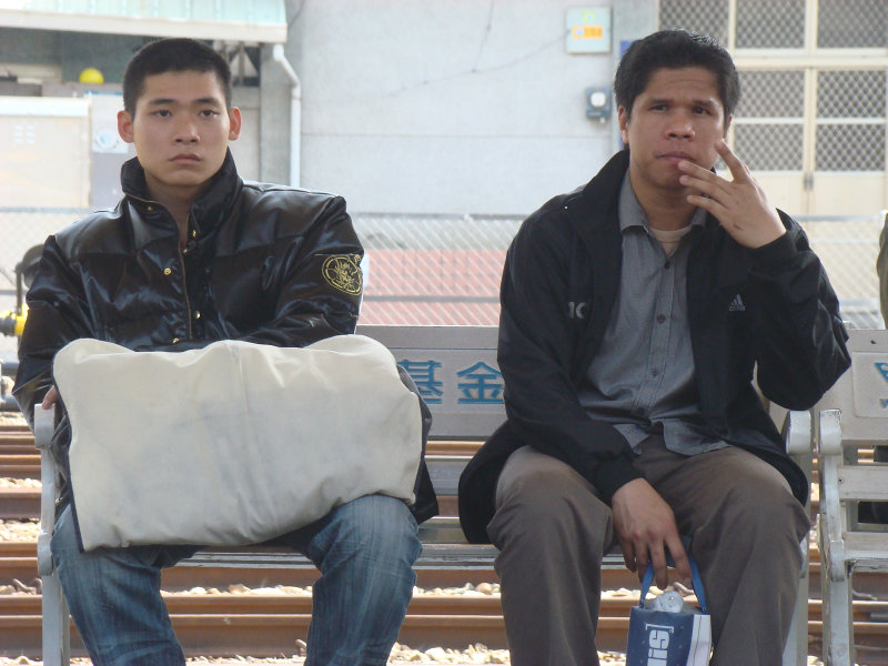 台灣鐵路旅遊攝影台中火車站月台交談旅客2010攝影照片163