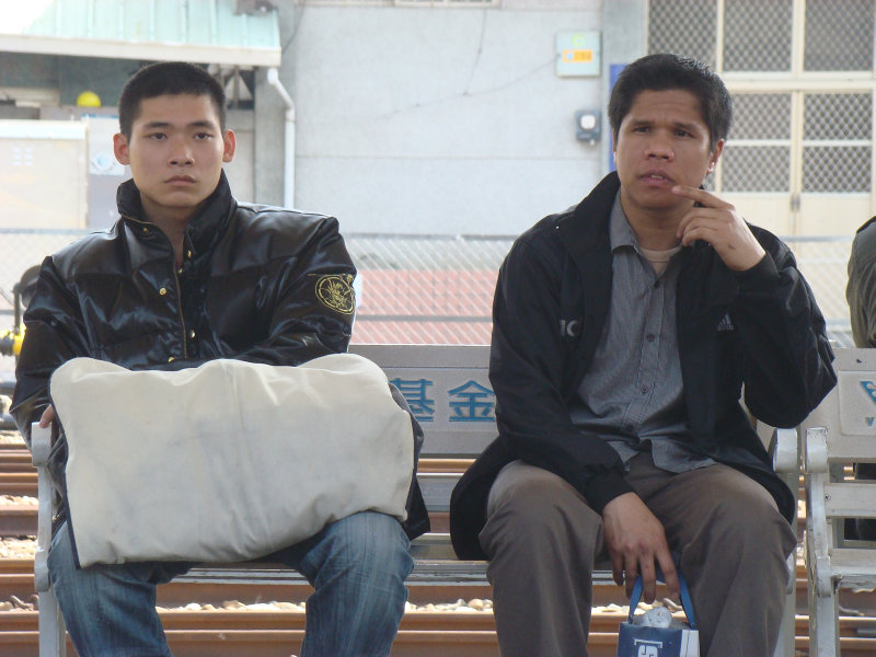 台灣鐵路旅遊攝影台中火車站月台交談旅客2010攝影照片165