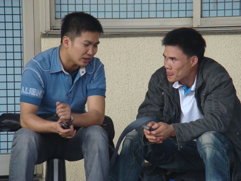 台灣鐵路旅遊攝影台中火車站月台交談旅客2010攝影照片178