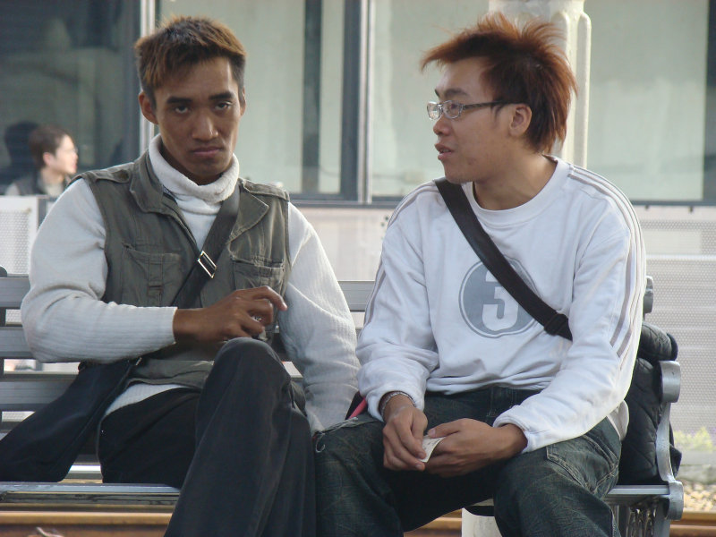 台灣鐵路旅遊攝影台中火車站月台交談旅客2010攝影照片184