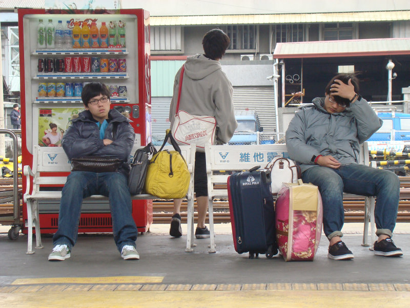 台灣鐵路旅遊攝影台中火車站月台交談旅客2010攝影照片186
