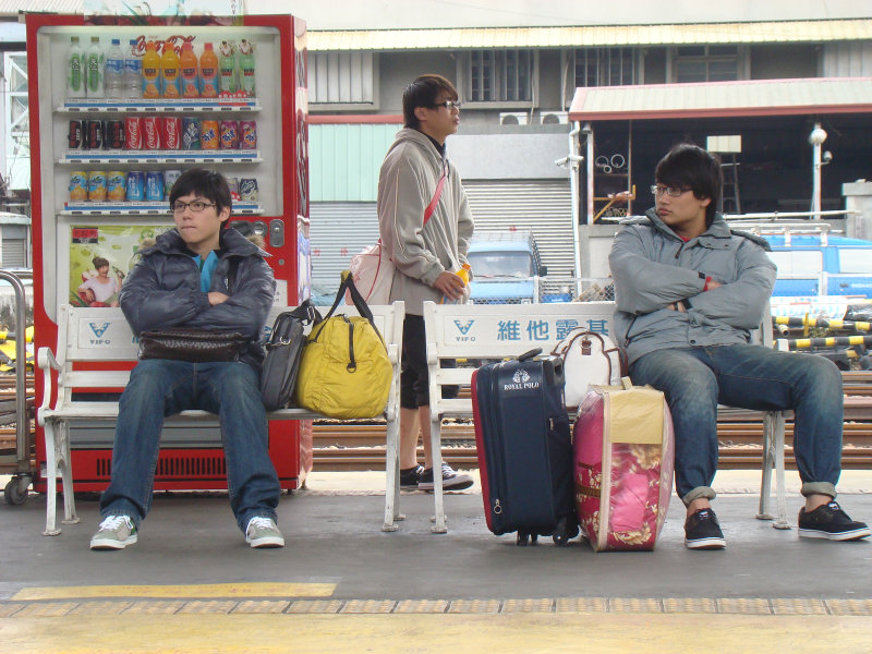 台灣鐵路旅遊攝影台中火車站月台交談旅客2010攝影照片188