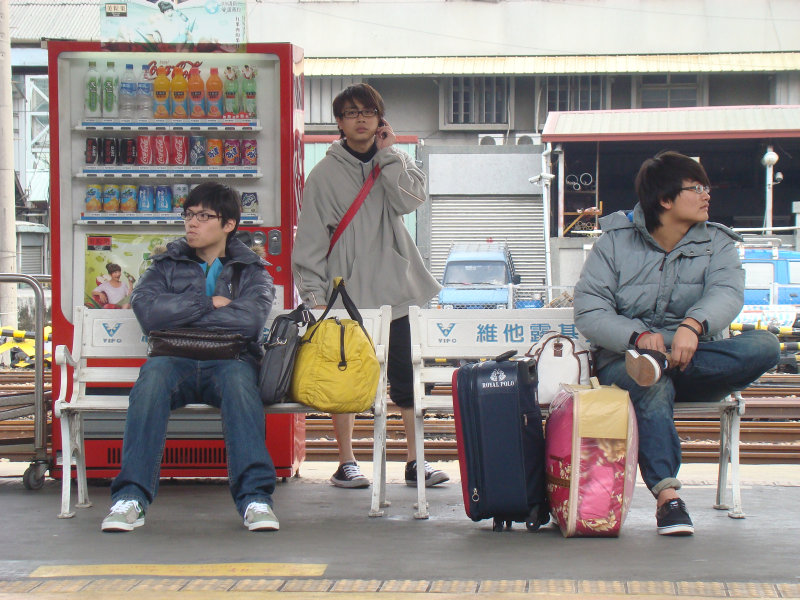 台灣鐵路旅遊攝影台中火車站月台交談旅客2010攝影照片189