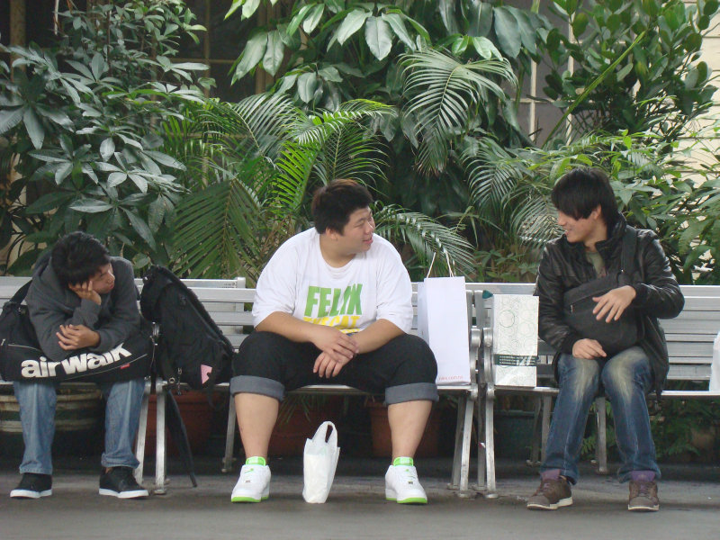 台灣鐵路旅遊攝影台中火車站月台交談旅客2010攝影照片191