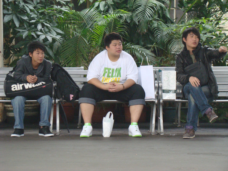 台灣鐵路旅遊攝影台中火車站月台交談旅客2010攝影照片197