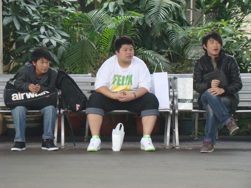 台灣鐵路旅遊攝影台中火車站月台交談旅客2010攝影照片198