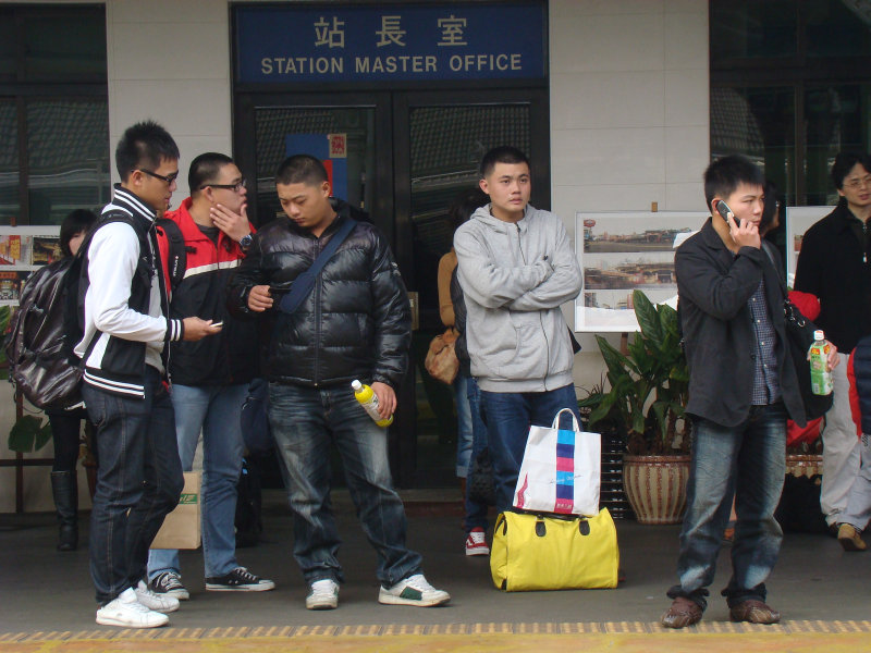 台灣鐵路旅遊攝影台中火車站月台交談旅客2010攝影照片203
