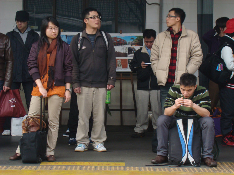 台灣鐵路旅遊攝影台中火車站月台交談旅客2010攝影照片204