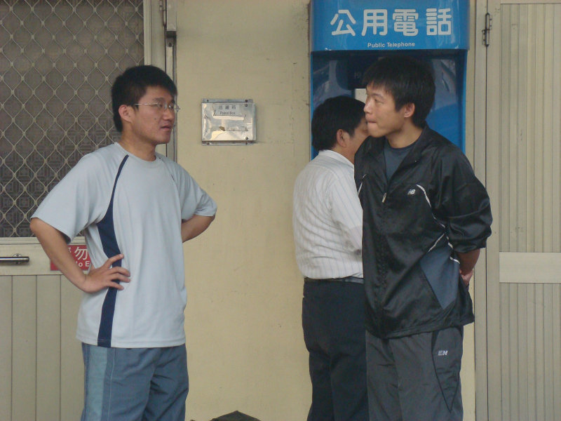 台灣鐵路旅遊攝影台中火車站月台交談旅客2010攝影照片217
