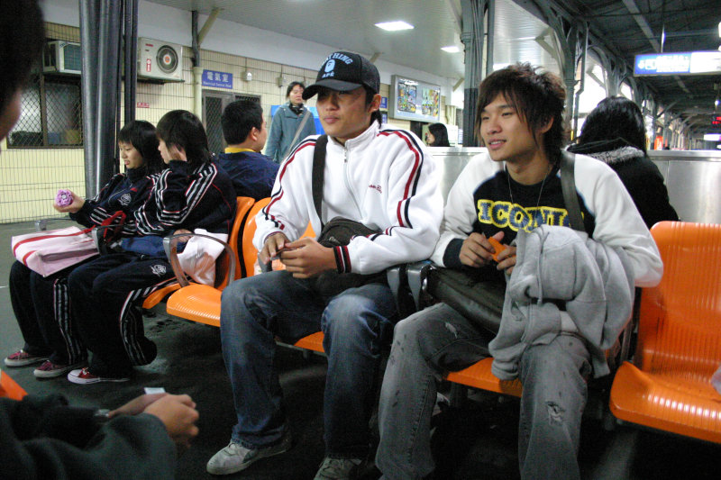 台灣鐵路旅遊攝影台中火車站月台交談旅客邀請20061216攝影照片1