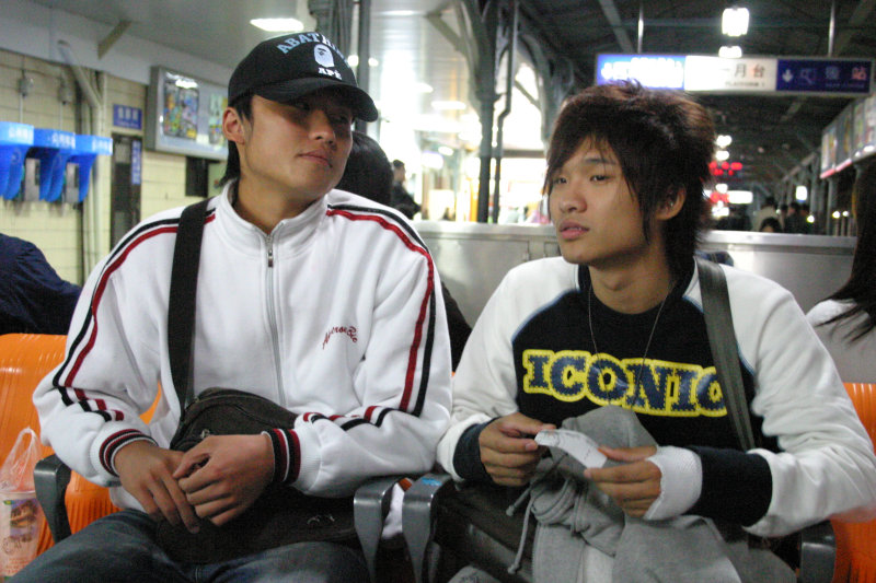 台灣鐵路旅遊攝影台中火車站月台交談旅客邀請20061216攝影照片20