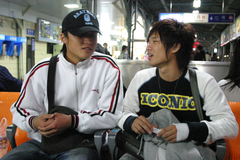 台灣鐵路旅遊攝影台中火車站月台交談旅客邀請20061216攝影照片21