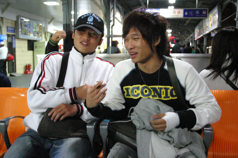 台灣鐵路旅遊攝影台中火車站月台交談旅客邀請20061216攝影照片26